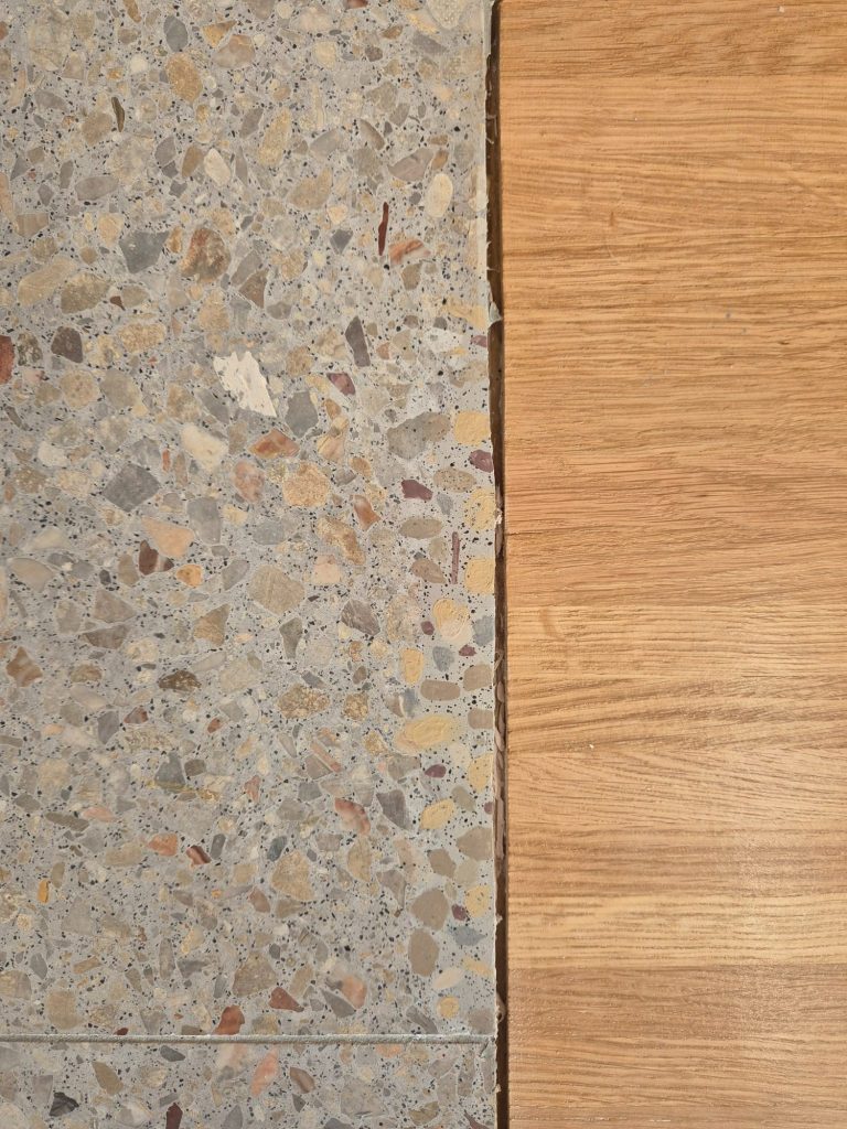 Betonboden eines Balkons mit grossen Mängeln